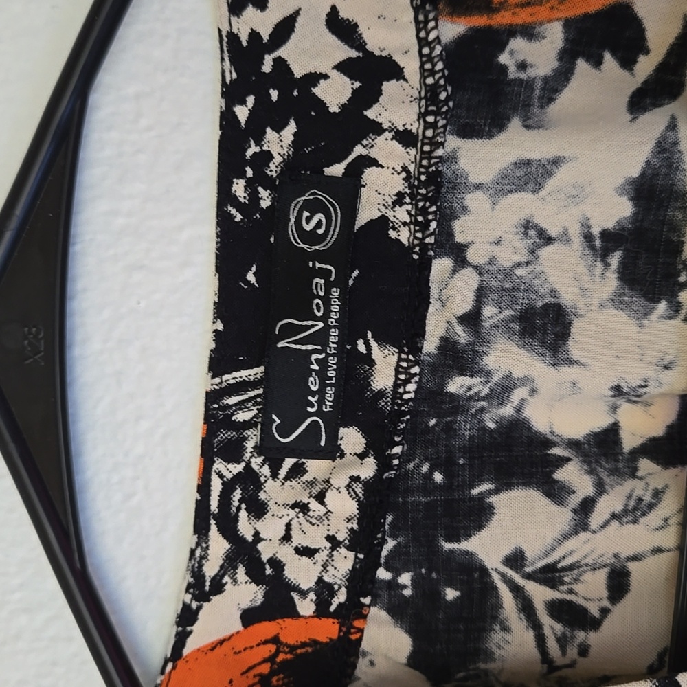 Suen Noaj top size small orange parrots.  Tropicola Bird Shadow - Picture 2 of 5